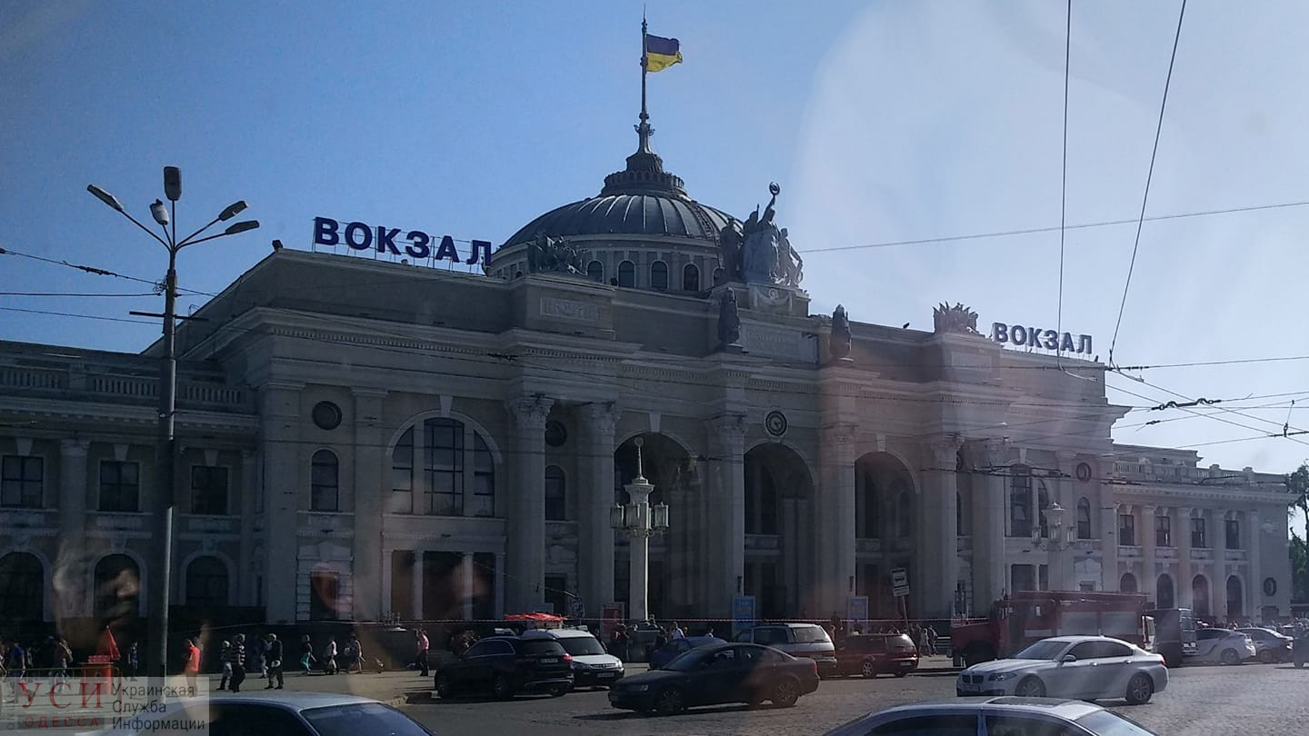 В Одессе “заминировали” жд вокзал и аэропорт: с территории эвакуированы пассажиры и персонал  (фото) «фото»