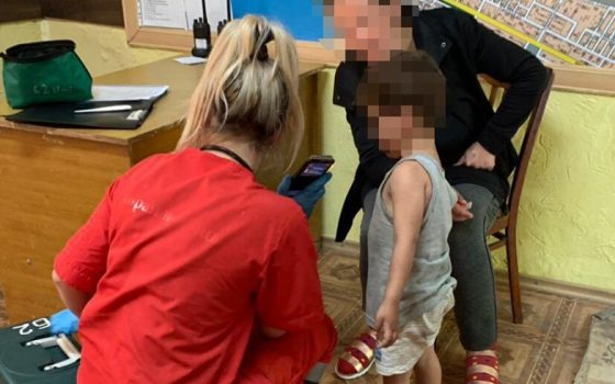 В Одессе нашли маленькую девочку одну в самодельной палатке, – до сих пор разыскивают родителей «фото»