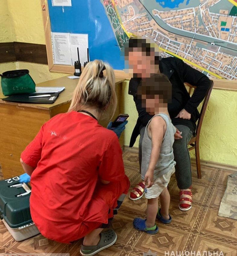 В Одессе нашли маленькую девочку одну в самодельной палатке, – до сих пор разыскивают родителей «фото»