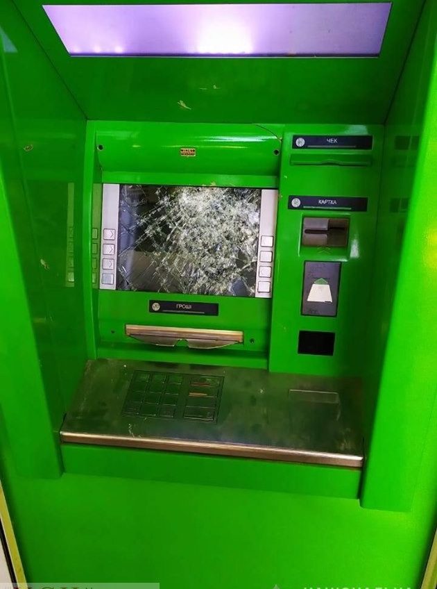 Жительница Одесской области в порыве гнева разбила банкомат «фото»