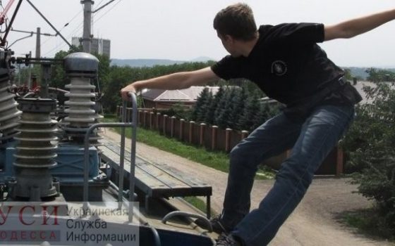 Борьба с опасными селфи: в Одессе школьникам рассказывают, чем заканчиваются “фотосессии” на поездах «фото»