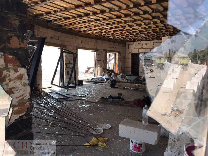 Активисты Нацкорпуса демонтировали стройку ресторана “Песок” на пляже (фото, видео) «фото»