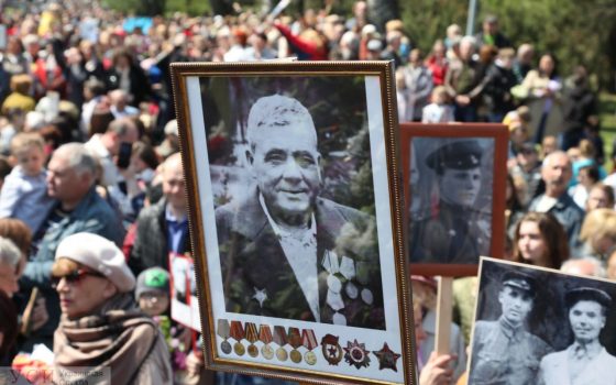 “Бессмертный полк” в Одессе: участники кричат “Город герой – Москва!” (фото, видео) usionline.com “Бессмертный полк” в Одессе: участники кричат “Город герой – Москва!” (фото, видео) «фото»