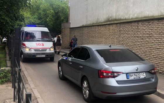 В Одессе водитель авто не хотел пропускать скорую к роддому, пока его не пообещали сделать “знаменитым” «фото»