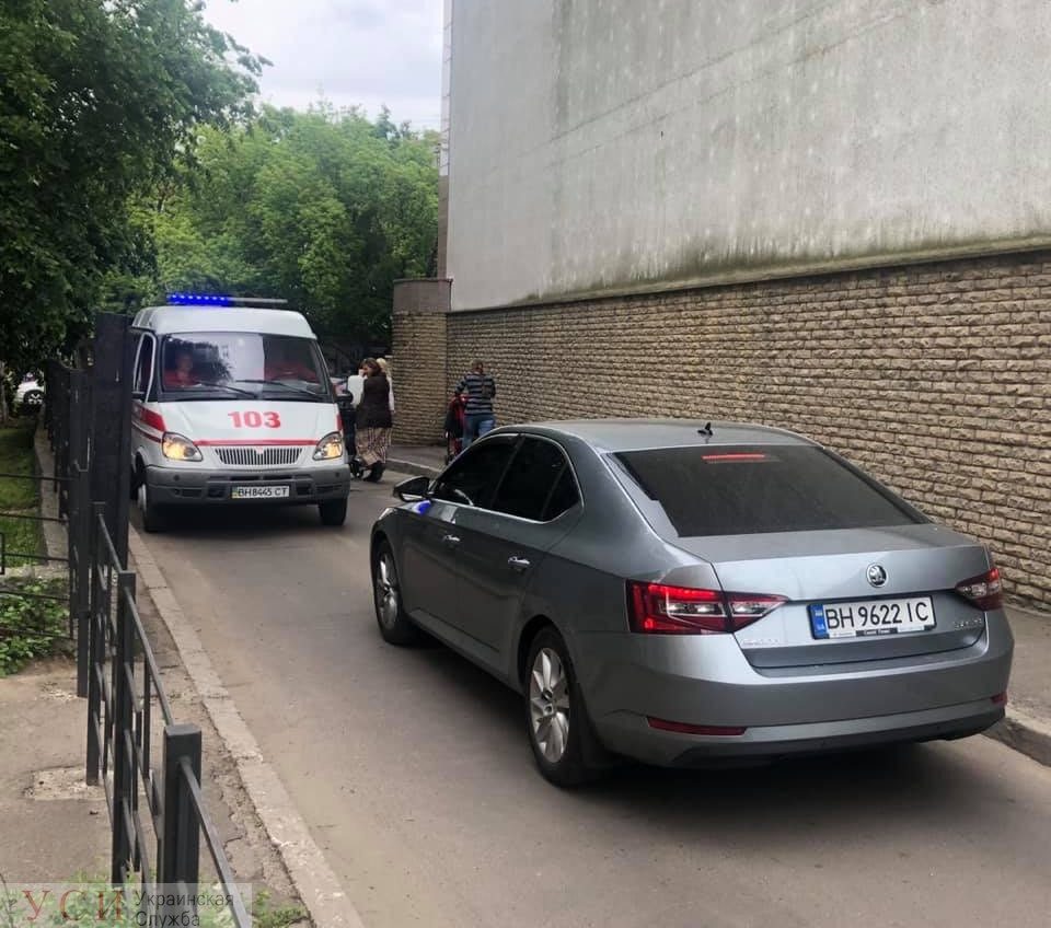 В Одессе водитель авто не хотел пропускать скорую к роддому, пока его не пообещали сделать “знаменитым” «фото»