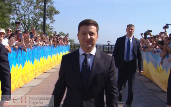 Украинцы встретили Владимира Зеленского в Мариинском парке (прямая трансляция) «фото»