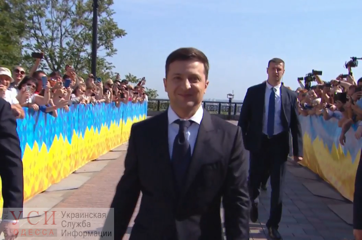 Украинцы встретили Владимира Зеленского в Мариинском парке (прямая трансляция) «фото»