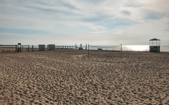 Сезон в Грибовке: чистые пляжи и мало людей (фоторепортаж) «фото»