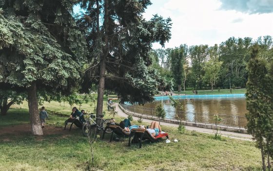 В парке Победы уже установили три скамейки-лежанки (фото) usionline.com В парке Победы уже установили три скамейки-лежанки (фото) «фото»