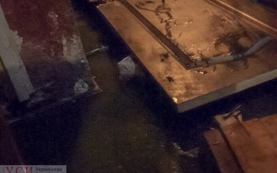 На Черняховского в “хрущевке” прорвало канализацию и затопило парадную нечистотами (фото) usionline.com На Черняховского в “хрущевке” прорвало канализацию и затопило парадную нечистотами (фото) «фото»