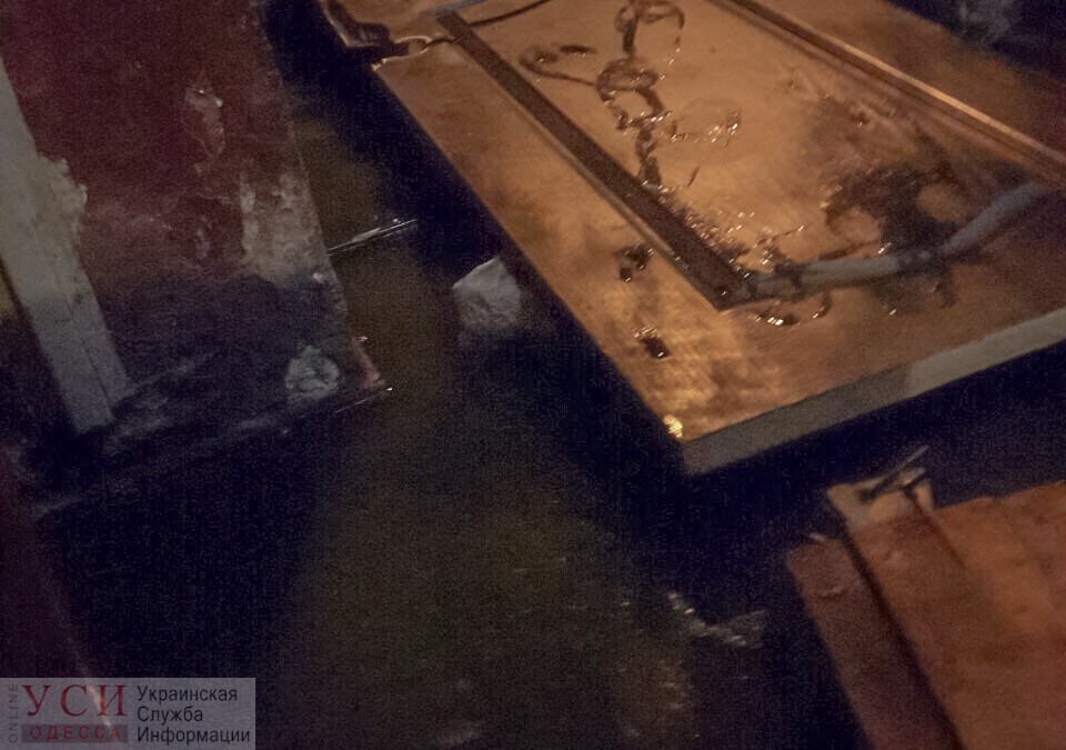 На Черняховского в “хрущевке” прорвало канализацию и затопило парадную нечистотами (фото) «фото»