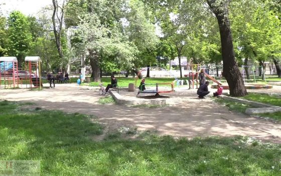 Жители Французского бульвара выступили против “насильного” благоустройства их двора и уничтожения зеленой зоны (фото) «фото»