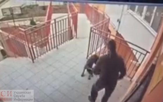 Одессит ногами избил собаку за то, что та пыталась войти в дом первой (видео) usionline.com Одессит ногами избил собаку за то, что та пыталась войти в дом первой (видео) «фото»