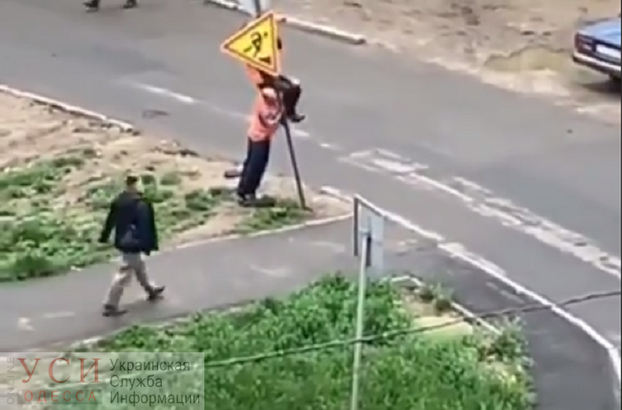 Трюкачи: как двое коммунальщиков без лестницы пытались установить дорожный знак на Говорова (видео) «фото»