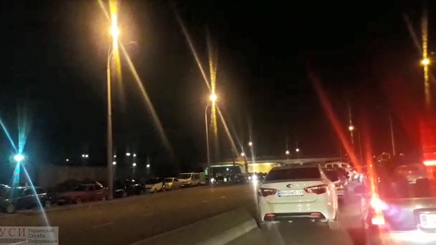 Стритрейсеры устроили ночные пробки в районе путепровода “Проездной”: в заторах сотни авто и даже скорые (видео) «фото»