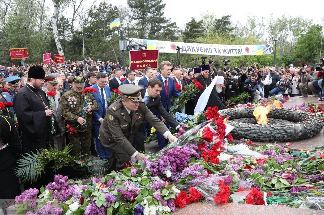 День Победы в Одессе: возложение цветов к вечному огню (фото, видео) «фото»