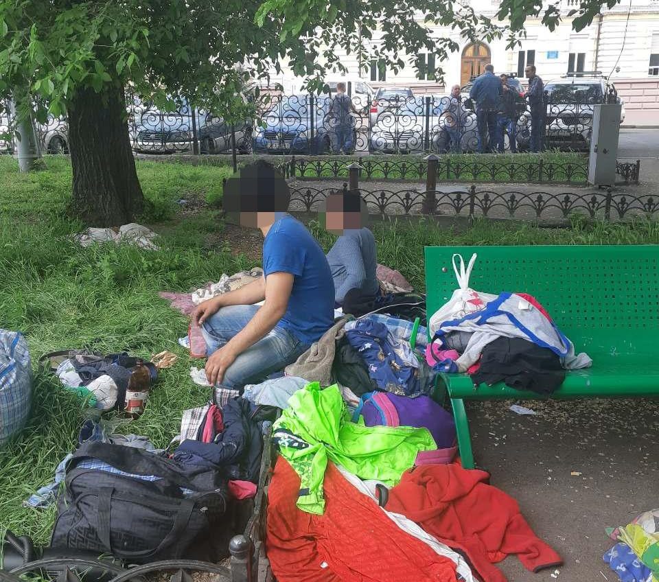 Ночевали под открытым небом: в Одессе у родителей забрали четверых маленьких детей (фото) «фото»