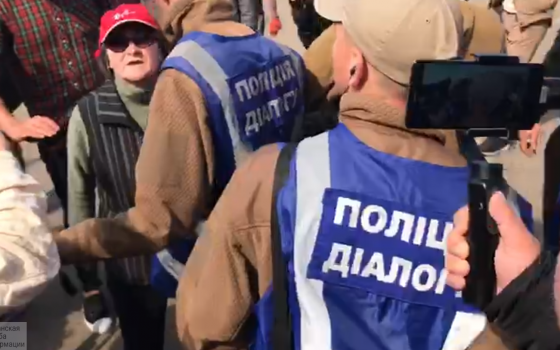 На Куликовом поле задержали мужчину с флагом РФ на футболке, девочку с советской символикой, а пожилая женщина с ножом напала на журналиску (фото, видео) usionline.com На Куликовом поле задержали мужчину с флагом РФ на футболке, девочку с советской символикой, а пожилая женщина с ножом напала на журналиску (фото, видео) «фото»