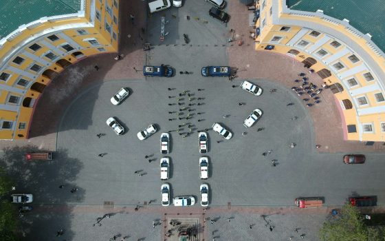 Полицейские выстроились в форме вышиванки возле Дюка (фото) «фото»