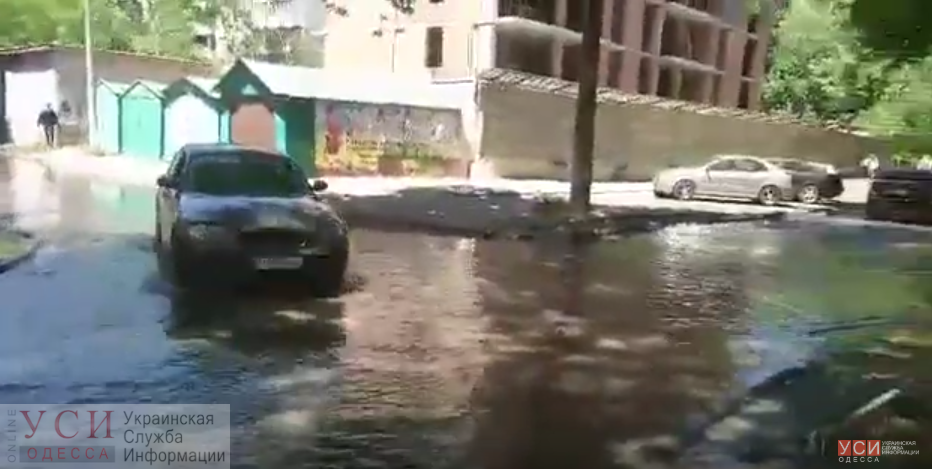 На проспекте Глушко мощный прорыв водопровода рядом со скандальной стройкой (видео)  «фото»