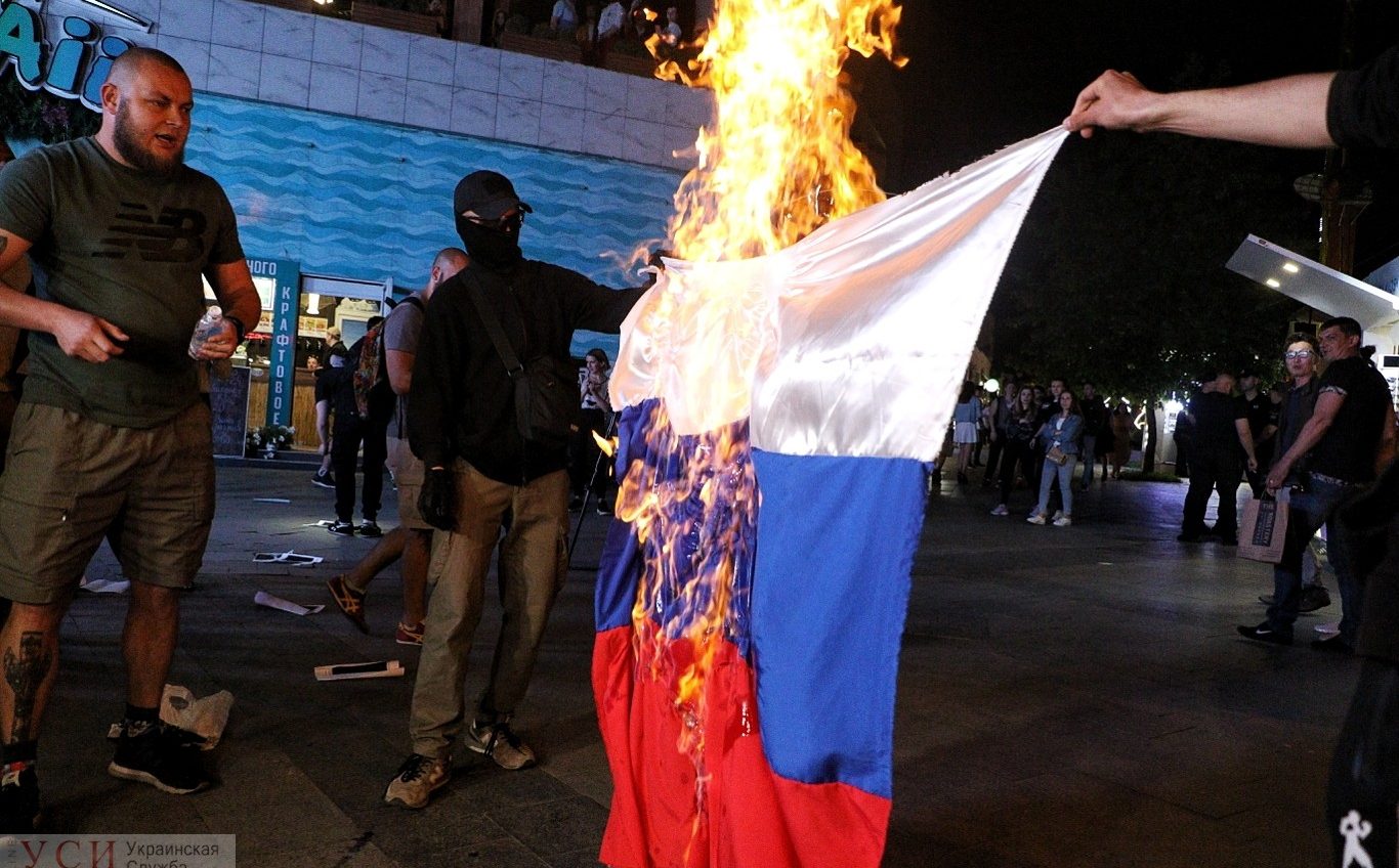 Концерт Темниковой в “Ибице”: активисты не срывают ее выступление, но разбрасывают листовки и сожгли флаг РФ  (фото, видео) «фото»