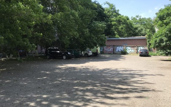 Вместо детской площадки в горсовете утвердили парковку (фото) «фото»