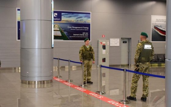 Полгода на борту танкера в Египте: еще пятеро моряков вернулись домой в Одессу «фото»