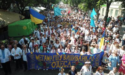 “Мегамарш вышиванок” в Одессе: бумажные кораблики, моряки и крымскотатарский флаг (фоторепортаж) «фото»