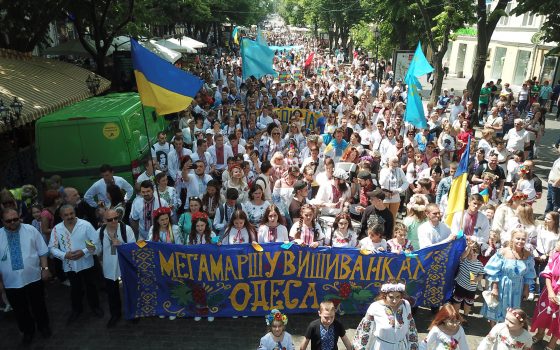 “Мегамарш вышиванок” в Одессе: бумажные кораблики, моряки и крымскотатарский флаг (фоторепортаж) usionline.com “Мегамарш вышиванок” в Одессе: бумажные кораблики, моряки и крымскотатарский флаг (фоторепортаж) «фото»