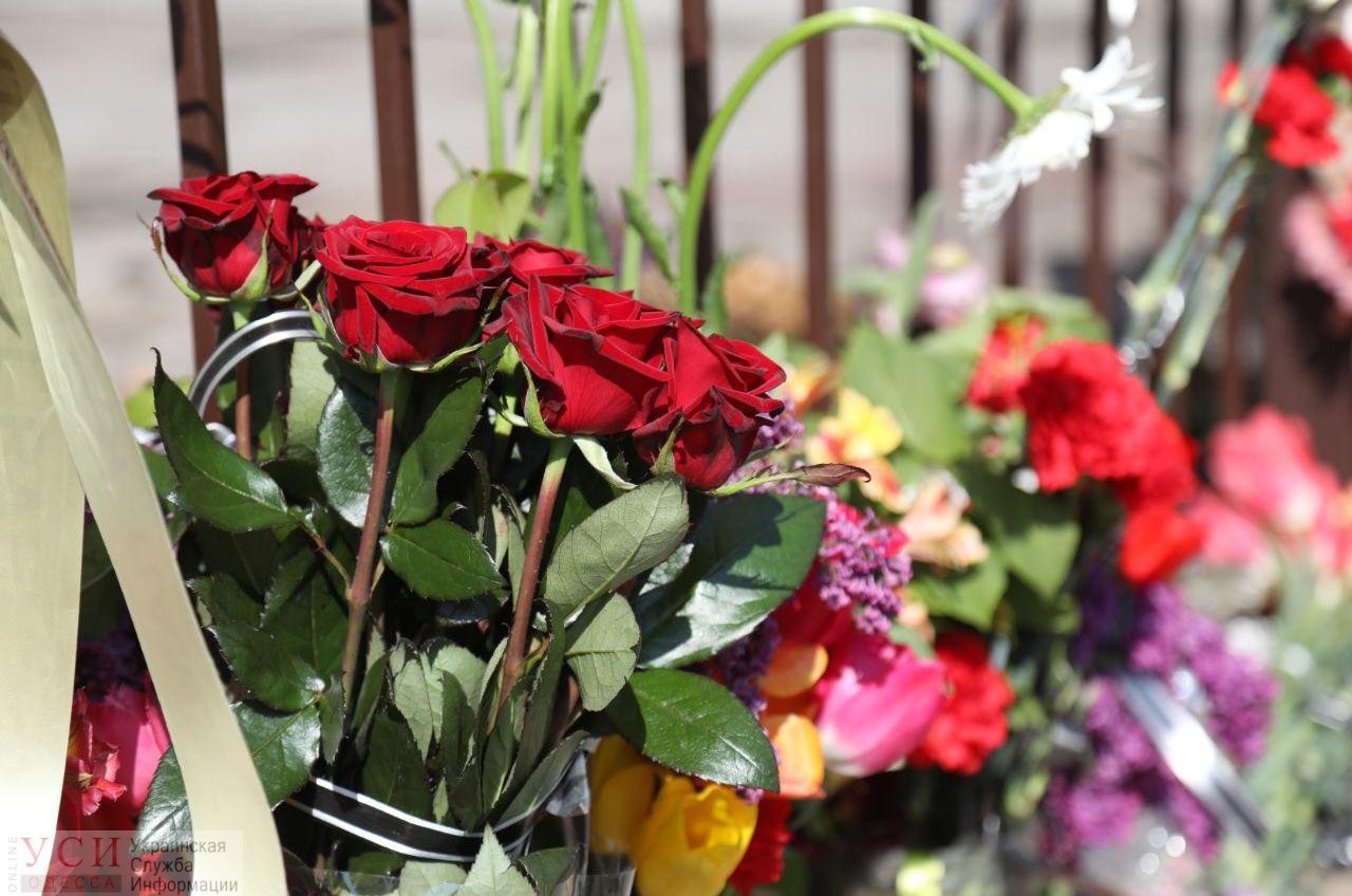 Одесситы начали возлагать цветы к Дому Профсоюзов – полиция оцепила площадь (фото, таймлапс) «фото»