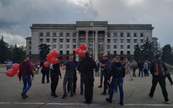 На Куликово поле пришли мужчины с красными шарами и оскорбляют возлагающих цветы (фото) usionline.com На Куликово поле пришли мужчины с красными шарами и оскорбляют возлагающих цветы (фото) «фото»
