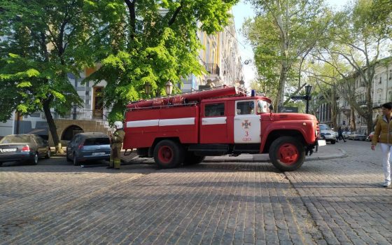 На Дерибасовской бездомные подожгли подвал: гидрант у дома заблокировала машина (фото) usionline.com На Дерибасовской бездомные подожгли подвал: гидрант у дома заблокировала машина (фото) «фото»