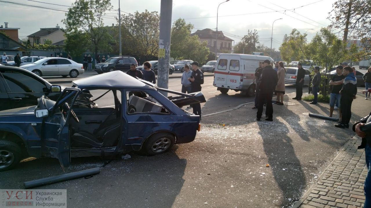 В Малиновском районе столкнулись две иномарки – одну из машин сильно помяло, водитель в больнице (фото) «фото»
