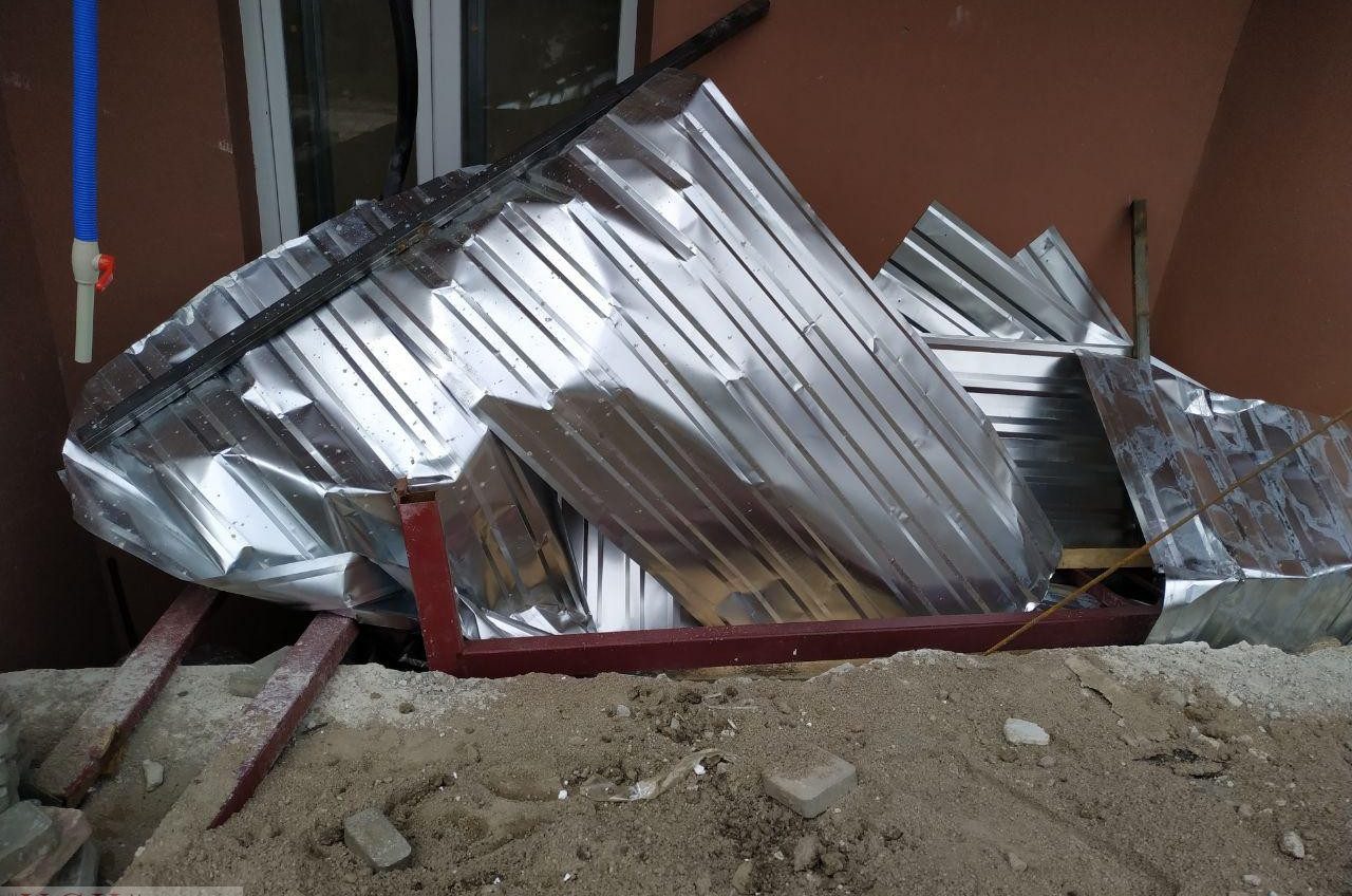 Жильцы многоквартирного дома в “Радужном” самостоятельно разобрали нахалстрой (фото) «фото»