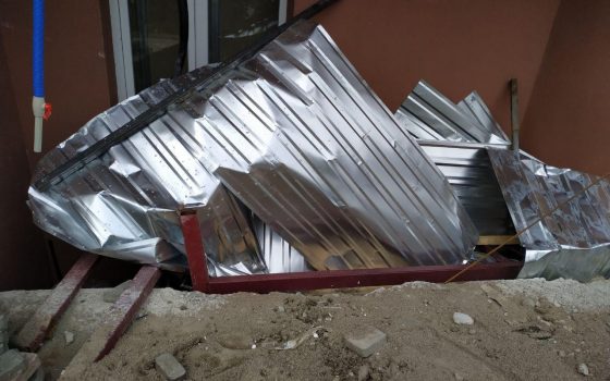 Жильцы многоквартирного дома в “Радужном” самостоятельно разобрали нахалстрой (фото) «фото»