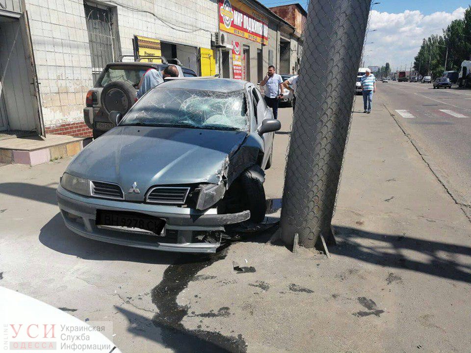 Масштабное ДТП на Николаевской дороге: машина сбила пешехода, протаранила авто и столб, и загорелась «фото»