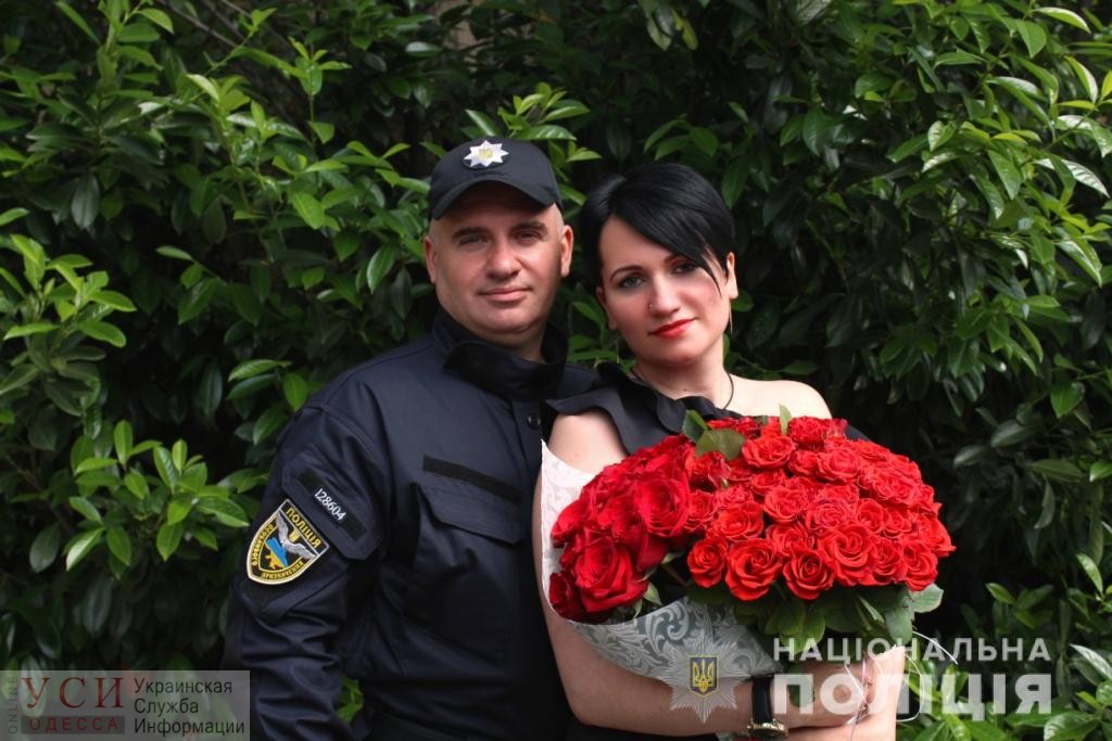 “Украла сердце”: в Одессе полицейский необычно сделал предложение возлюбленной (фото, видео) «фото»