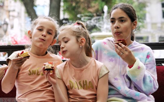 Одесситы пришли в Горсад в пижамах: ели клубнику и слушали граммофон (фото) «фото»