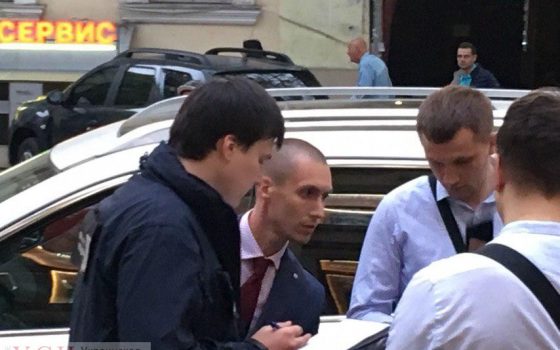 В центре Одессы задержали чиновника при получении взятки (фото) «фото»
