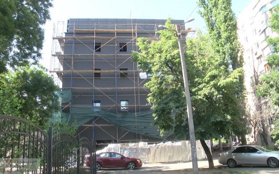 Пятиэтажный “нахалстрой” на Глушко, у которого в марте обрушилась стена, уже практически достроили (фото) «фото»