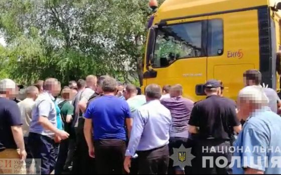 Конфликт на измаильском элеваторе: группа лиц незаконно пыталась вывезти зерно якобы по решению суда (фото) «фото»