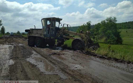 В Захарьевском районе в болоте застрял автобус с выпускниками: грейдеры пытаются привести размытую дорогу в порядок (фото) «фото»