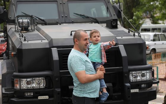 У Одесской поликлиники детей учили самообороне (фоторепортаж) «фото»