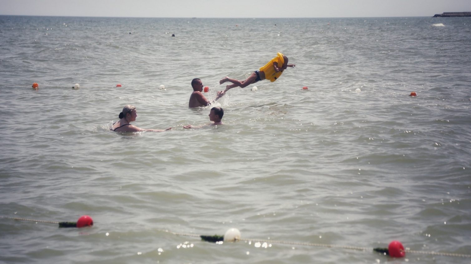 Кукуруза, волны и чистая вода: пляжный сезон вступил в активную фазу в Черноморске( фоторепортаж) «фото»