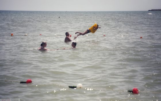 Кукуруза, волны и чистая вода: пляжный сезон вступил в активную фазу в Черноморске( фоторепортаж) «фото»