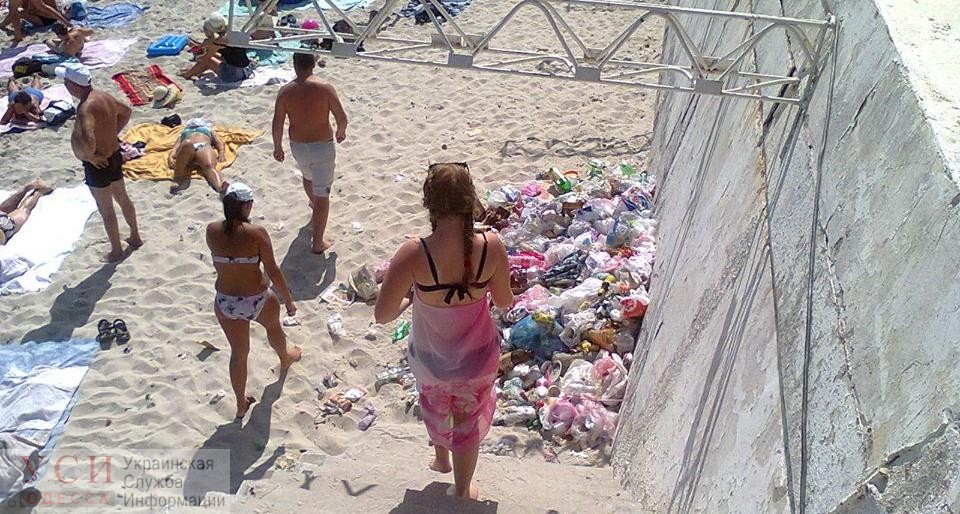 В Одессе побережье заваливает мусором: в мэрии винят во всем арендаторов, но справиться пока не могут «фото»