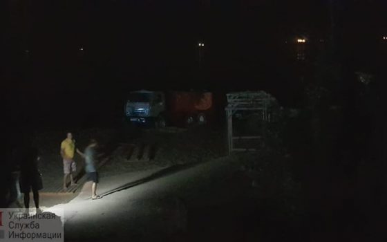 Ночью в Одессе КамАЗ со стройматериалами скатился в море «фото»