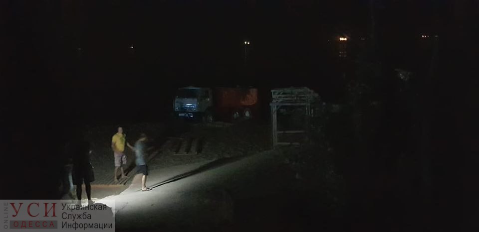 Ночью в Одессе КамАЗ со стройматериалами скатился в море «фото»