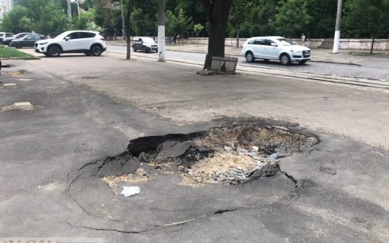 На тротуаре Французского бульвара образовались огромные провалы (фото) «фото»