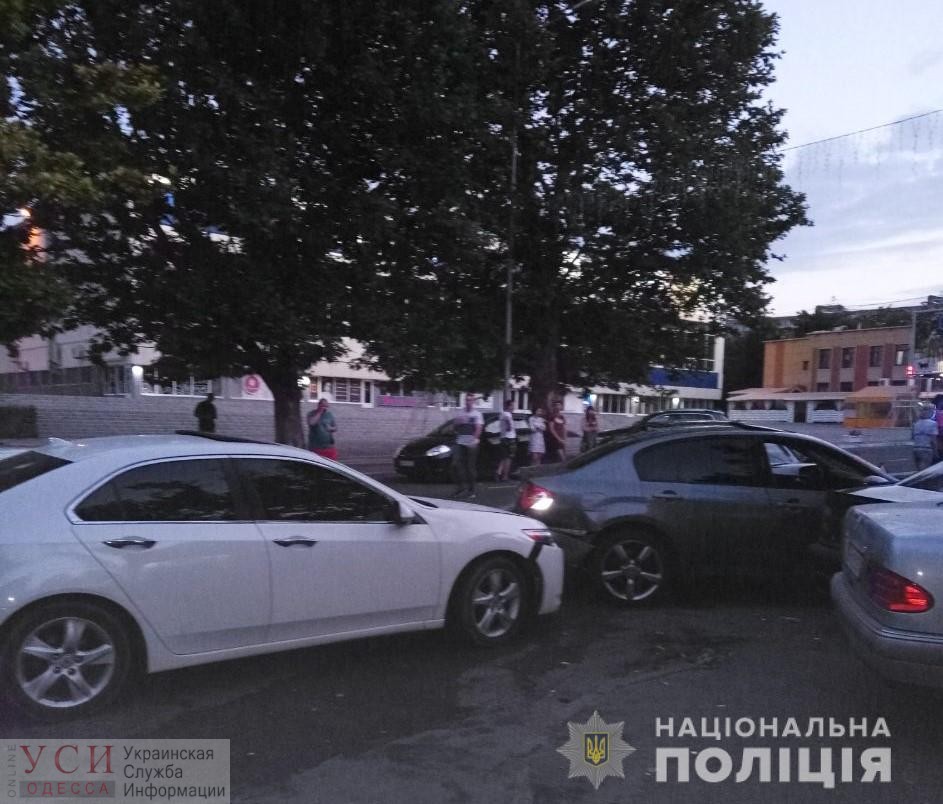 Пьяный водитель стал виновником масштабного ДТП в Черноморске, пострадал прохожий (фото) «фото»